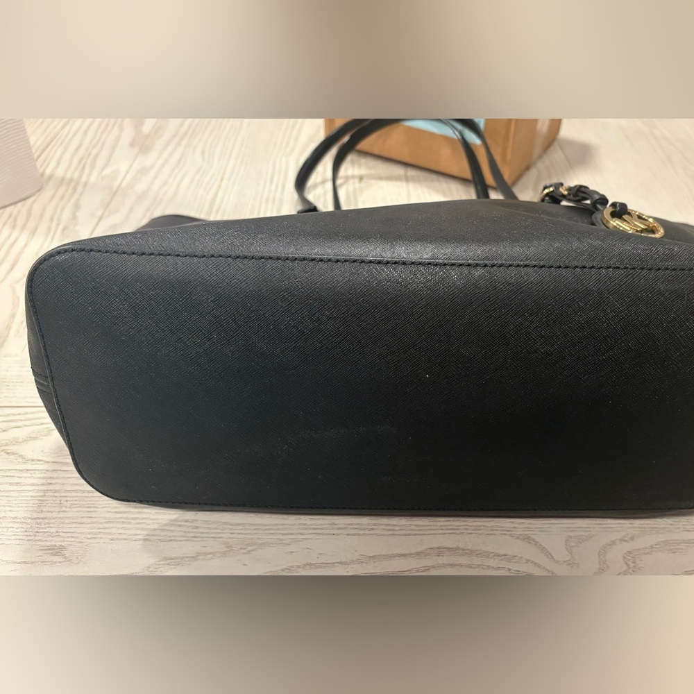 Black Michael Kors Tote Bag -Great condition

18 by 11 inches

FREE SHIPPING - Picture 5 of 11